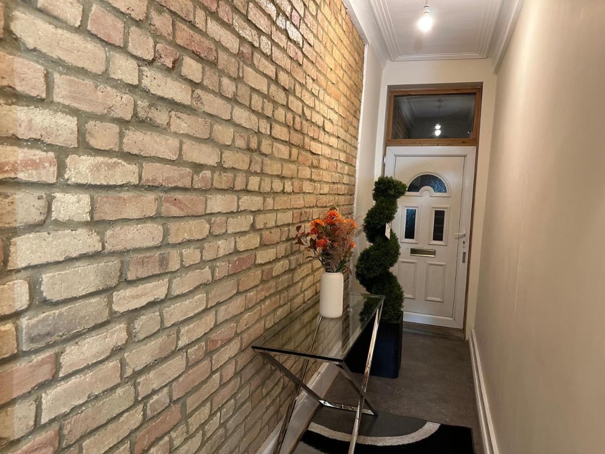 North London A Spacious 7 Bedroom House Accommodating Up To 18 People Complete With Own Gym And Table Tennis Exterior foto