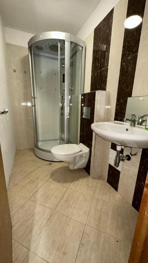 North London A Spacious 7 Bedroom House Accommodating Up To 18 People Complete With Own Gym And Table Tennis Exterior foto