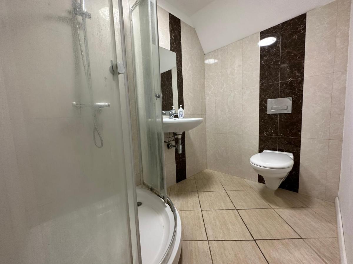 North London A Spacious 7 Bedroom House Accommodating Up To 18 People Complete With Own Gym And Table Tennis Exterior foto