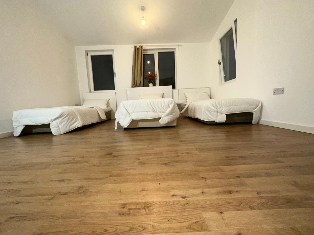 North London A Spacious 7 Bedroom House Accommodating Up To 18 People Complete With Own Gym And Table Tennis Exterior foto