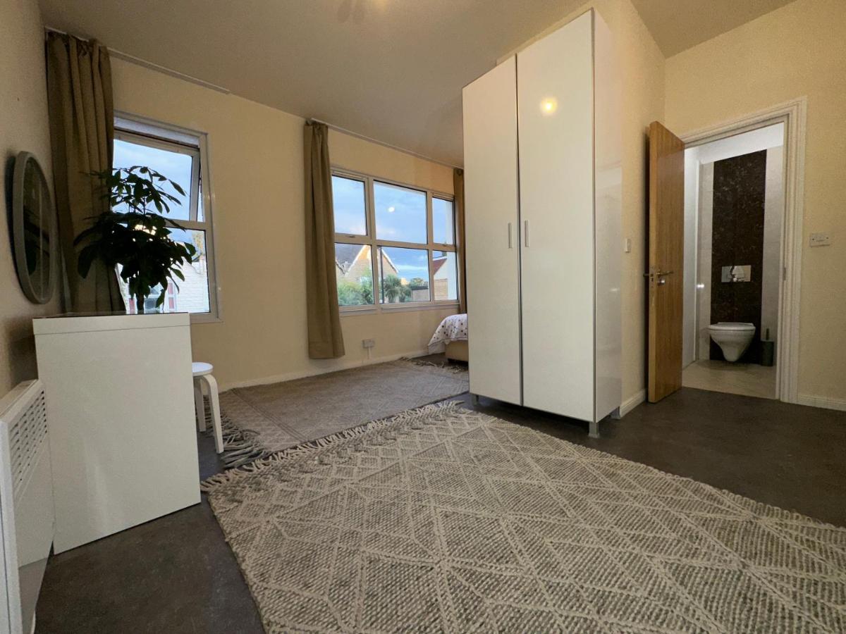 North London A Spacious 7 Bedroom House Accommodating Up To 18 People Complete With Own Gym And Table Tennis Exterior foto